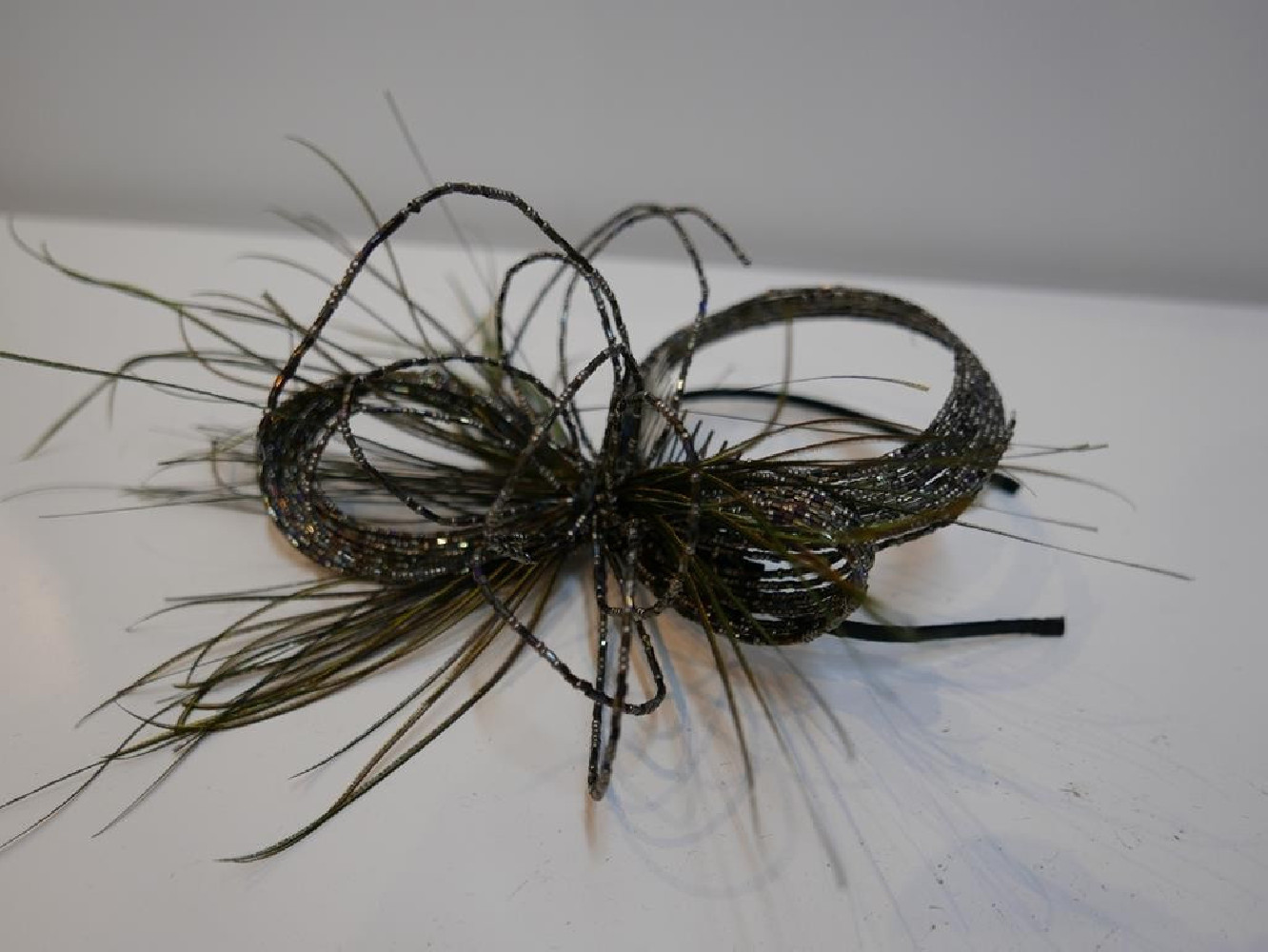 Blask opalizująca benzynka fascynator ze szkła z piórami