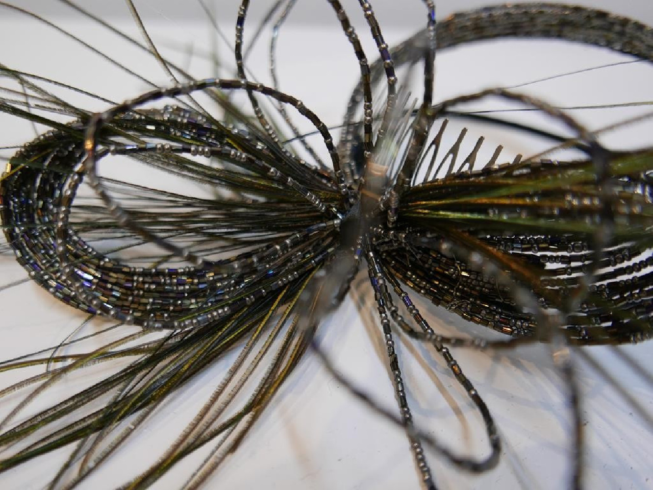 Blask opalizująca benzynka fascynator ze szkła z piórami