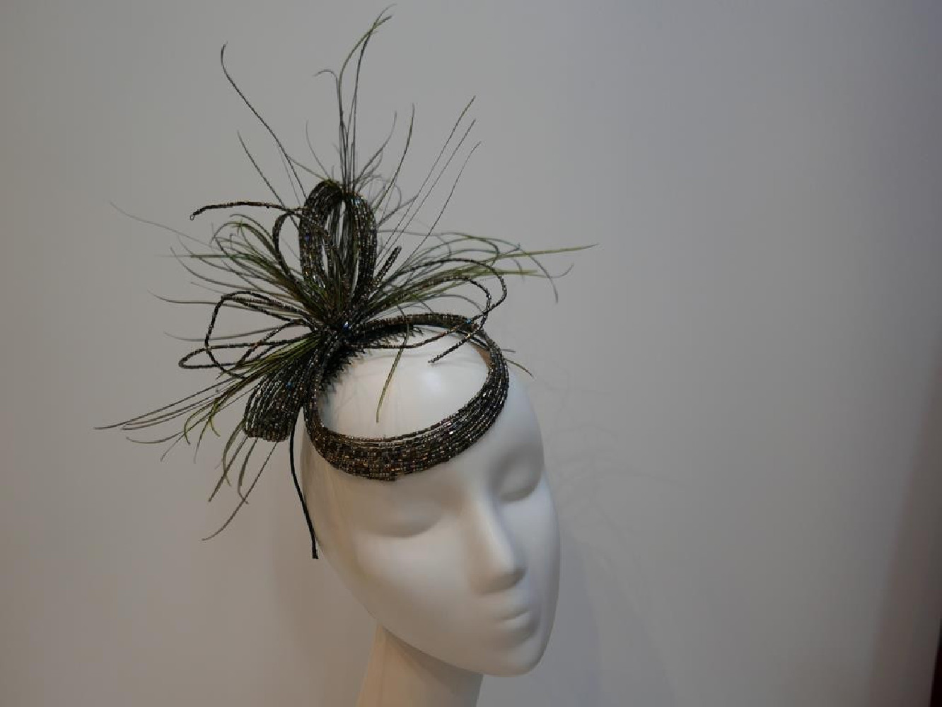 Blask opalizująca benzynka fascynator ze szkła z piórami