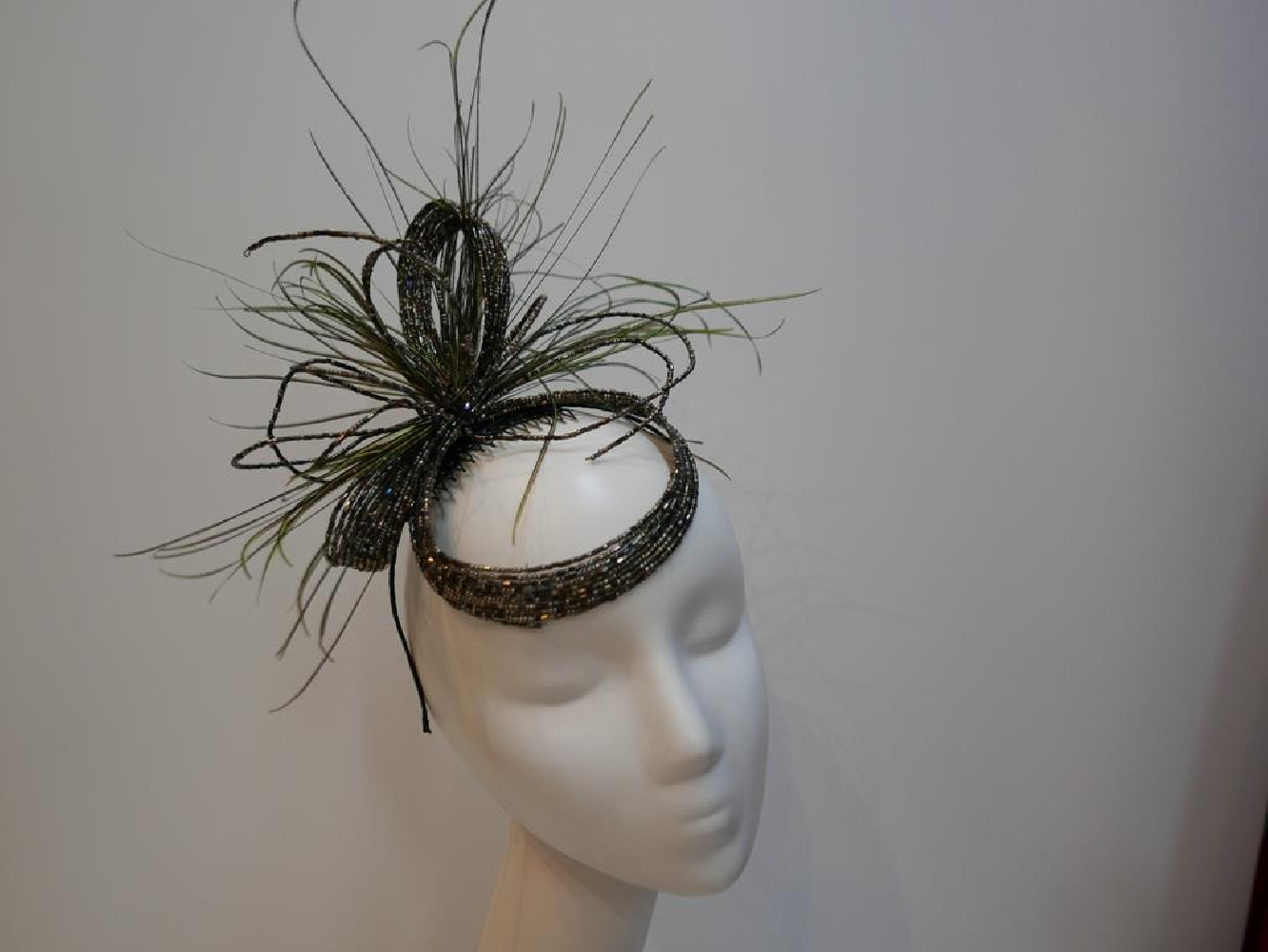 Blask opalizująca benzynka fascynator ze szkła z piórami