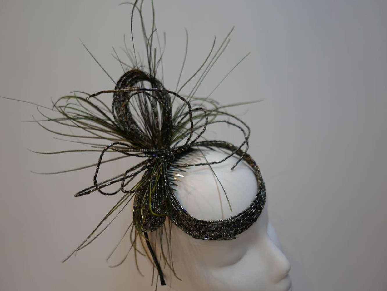Blask opalizująca benzynka fascynator ze szkła z piórami