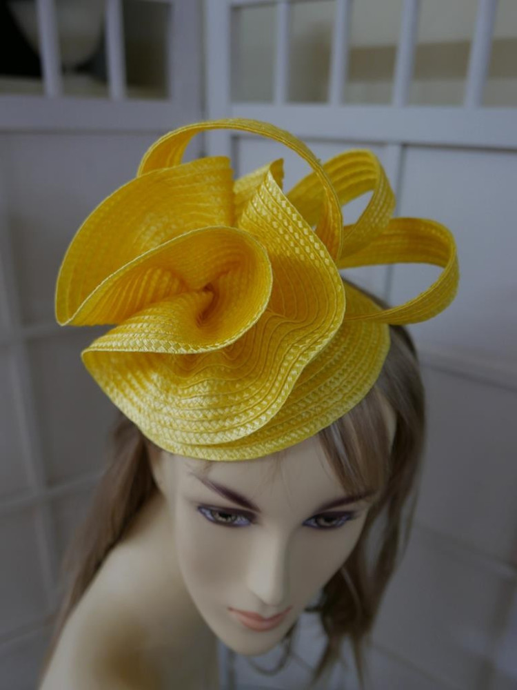 Żółty, letni słomkowy fascynator