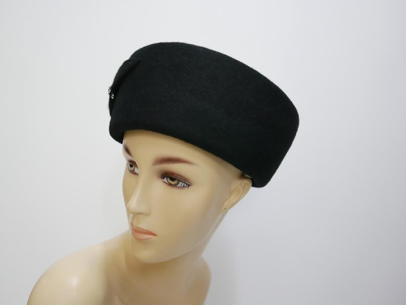 Jacqueline- czarny toczek filcowy 55-57 cm