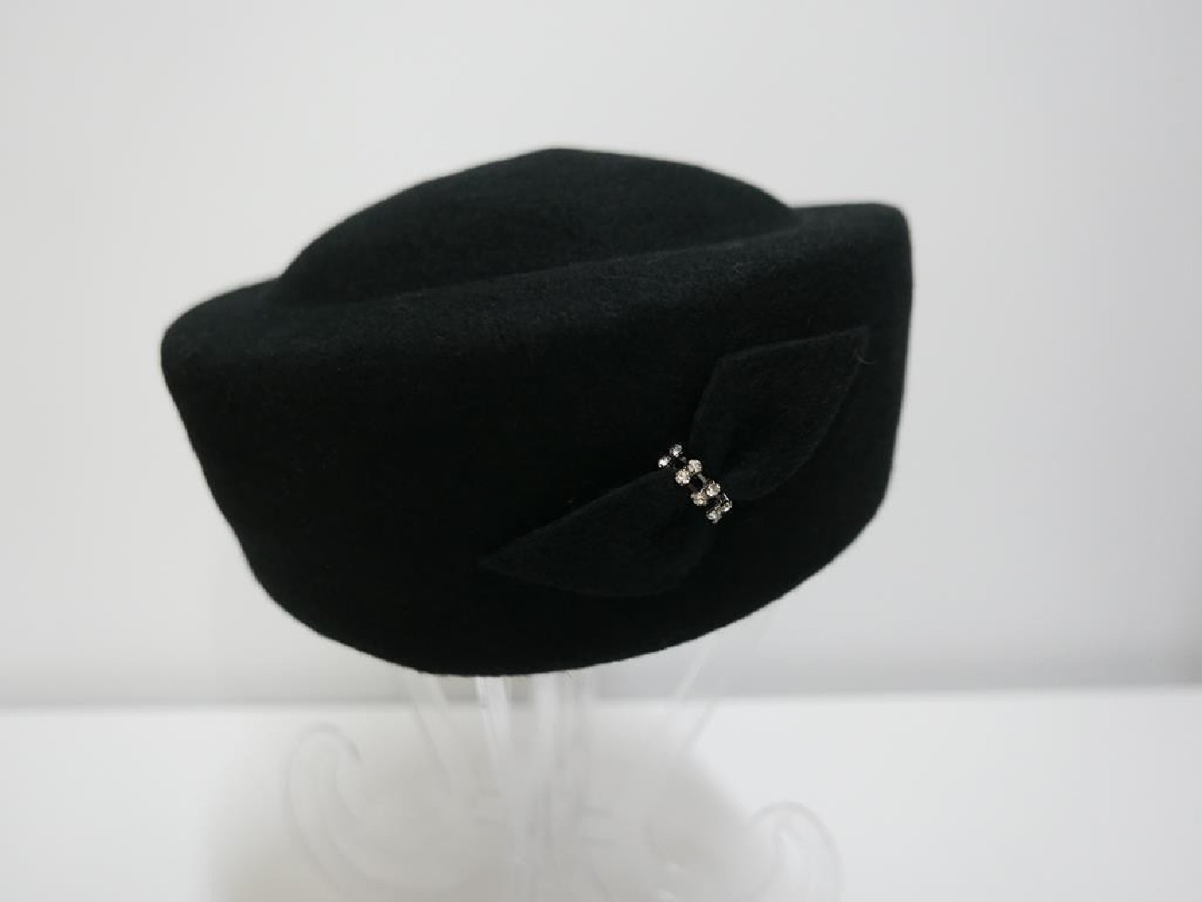 Jacqueline- czarny toczek filcowy 55-57 cm