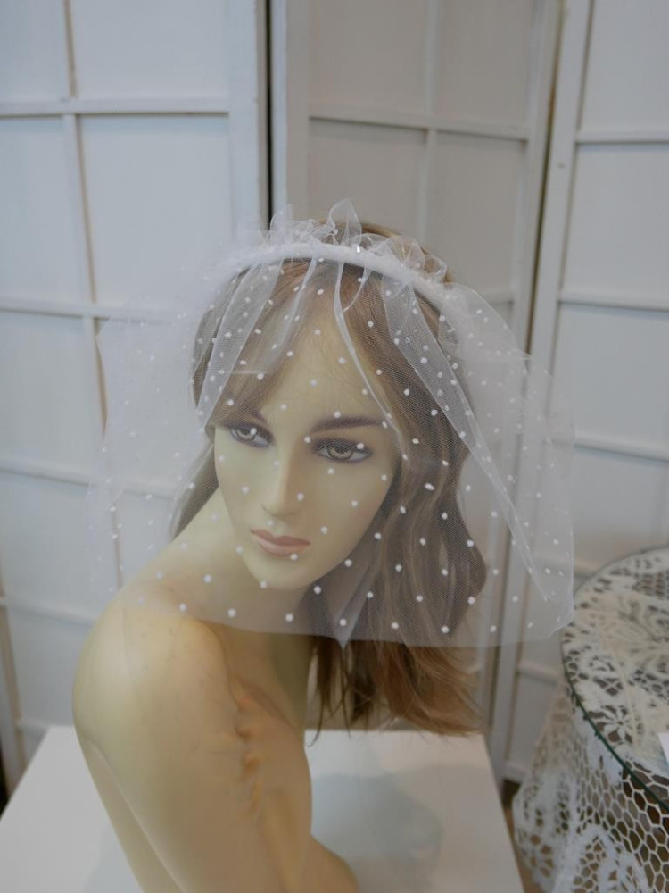 Kremowy woal w kropeczki na przepasce