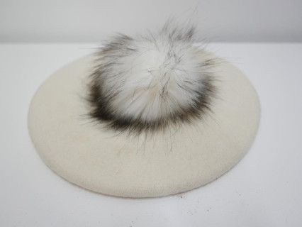 Śmietankowy beret dzianina wełna z pomponem