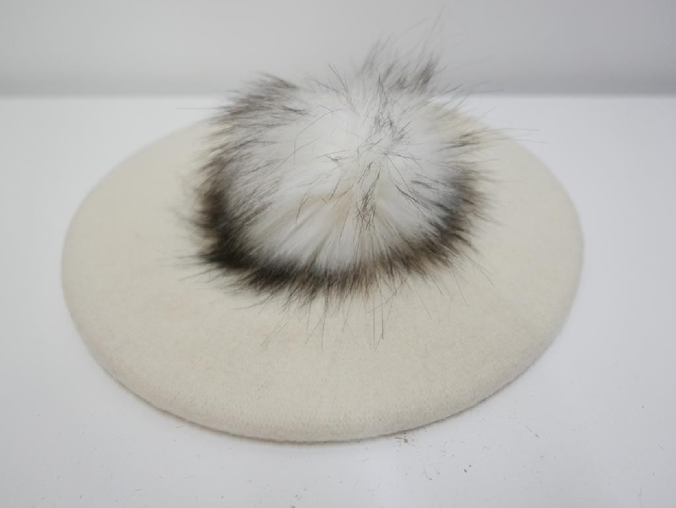 Śmietankowy beret dzianina wełna z pomponem