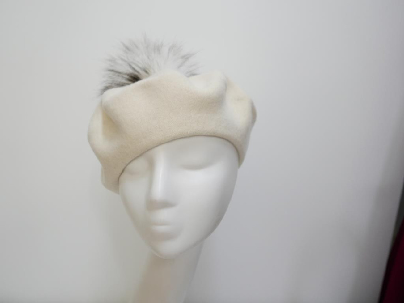 Śmietankowy beret dzianina wełna z pomponem