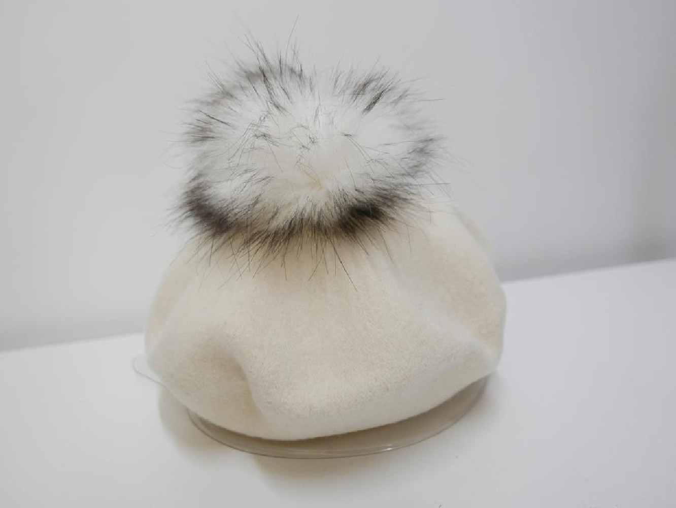 Śmietankowy beret dzianina wełna z pomponem