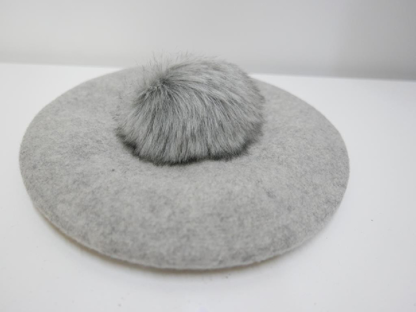 Szary melanż beret dzianina wełna z pomponem z futra