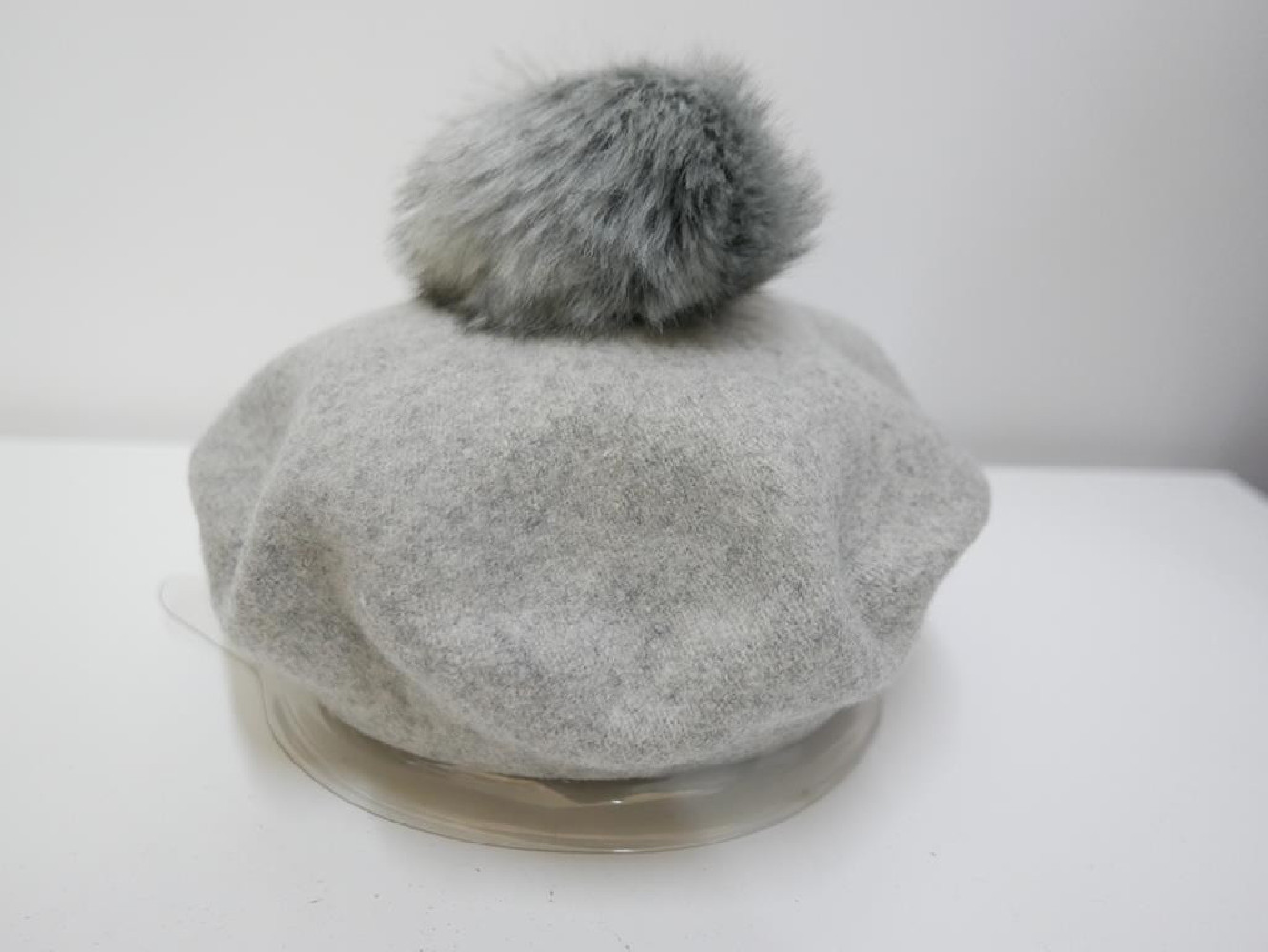 Szary melanż beret dzianina wełna z pomponem z futra