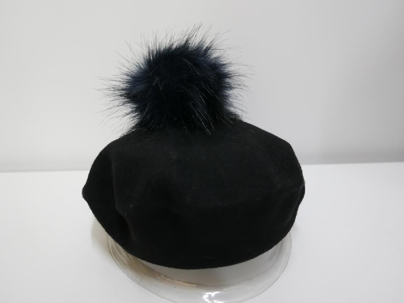Czarny beret dzianina wełna z pomponem z futra
