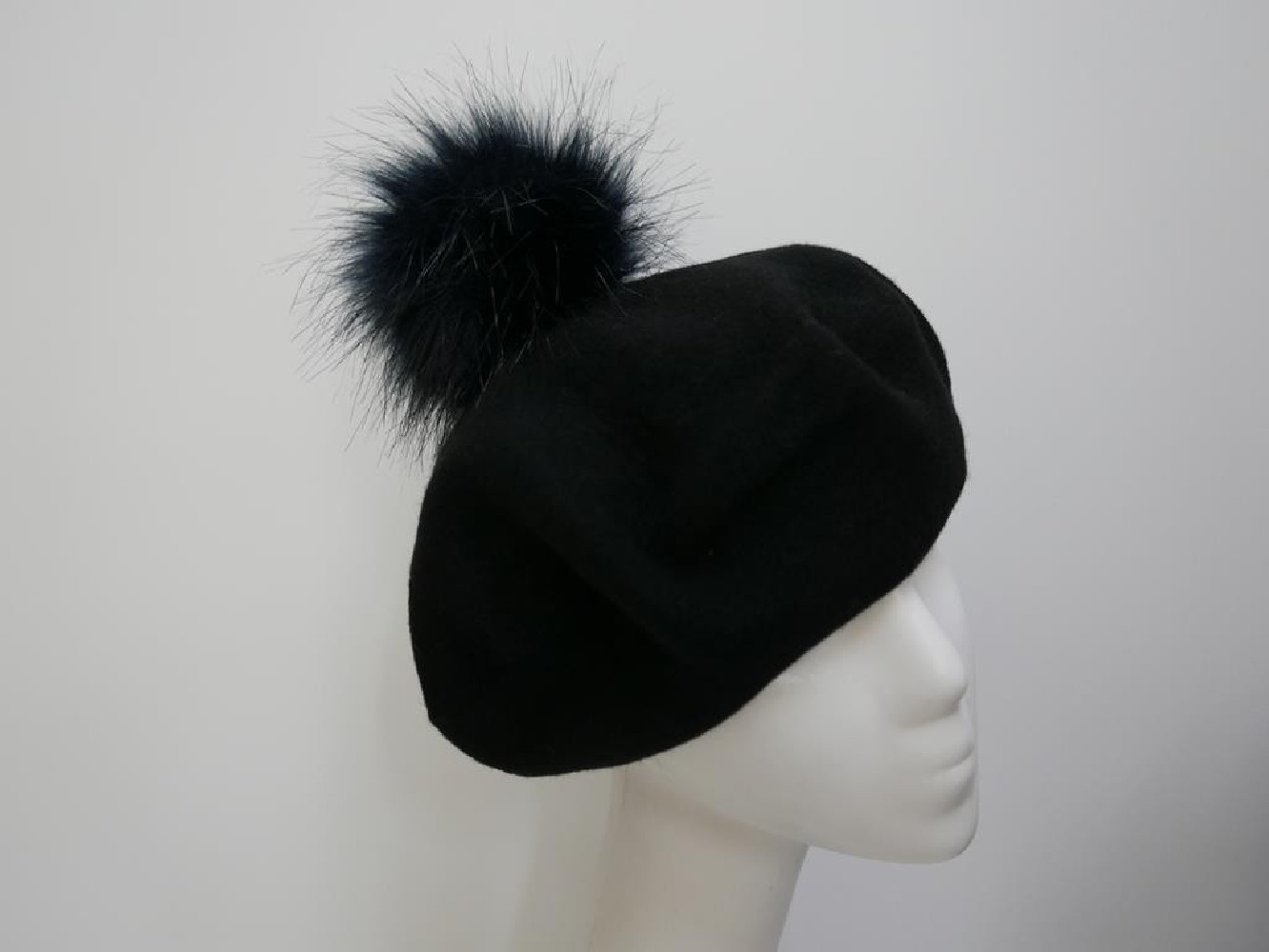 Czarny beret dzianina wełna z pomponem z futra