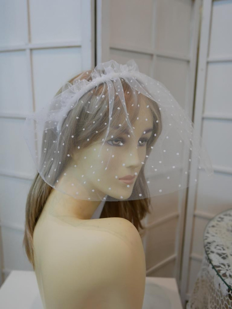 Kremowy woal w kropeczki na przepasce