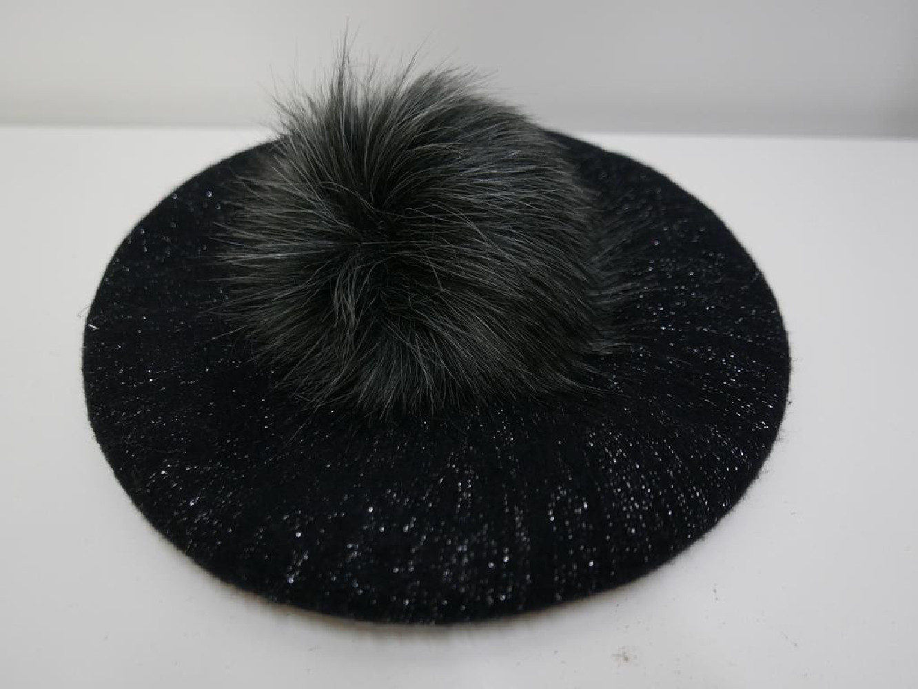 Czarno srebrrzysty beret dzianina wełna z pomponem z futra