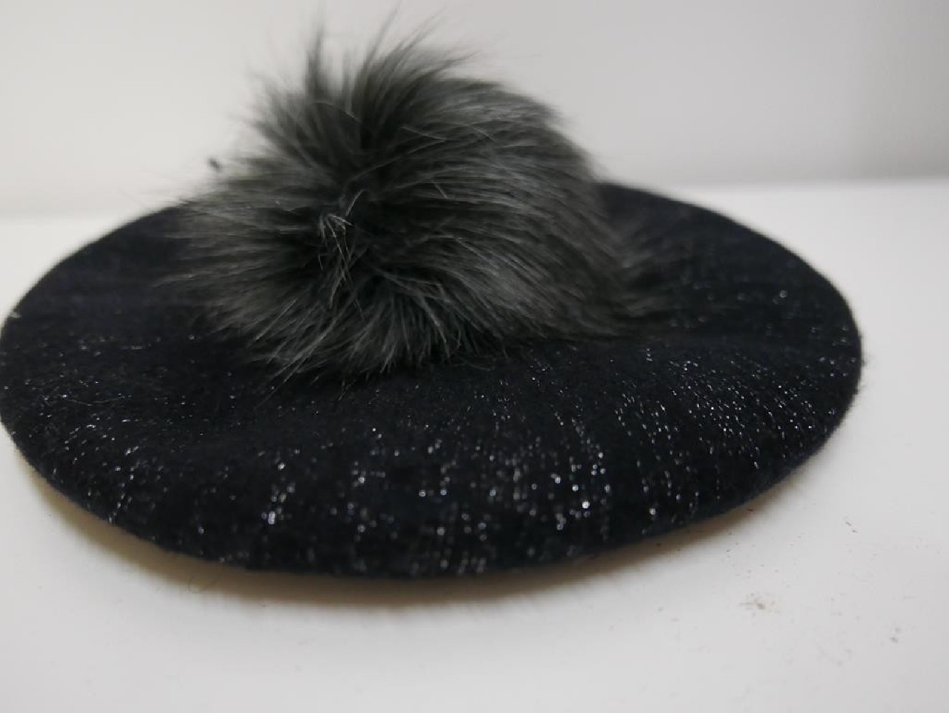 Czarno srebrrzysty beret dzianina wełna z pomponem z futra