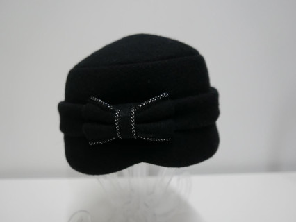 Czarny toczek czapka tkanina do 58 cm regulowany