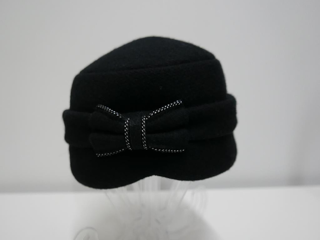 Czarny toczek czapka tkanina do 58 cm regulowany