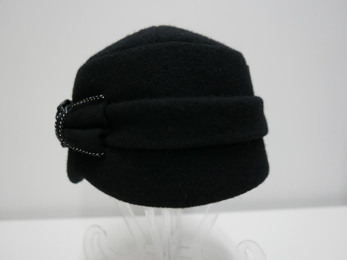 Czarny toczek czapka tkanina do 58 cm regulowany