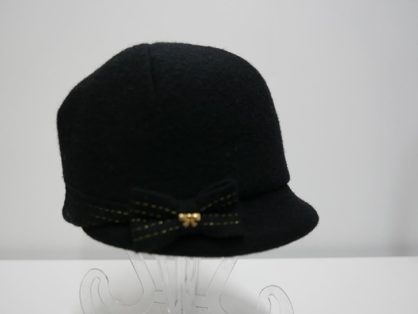 Czarna czapka  z daszkiem tkanina do 58 cm regulowana