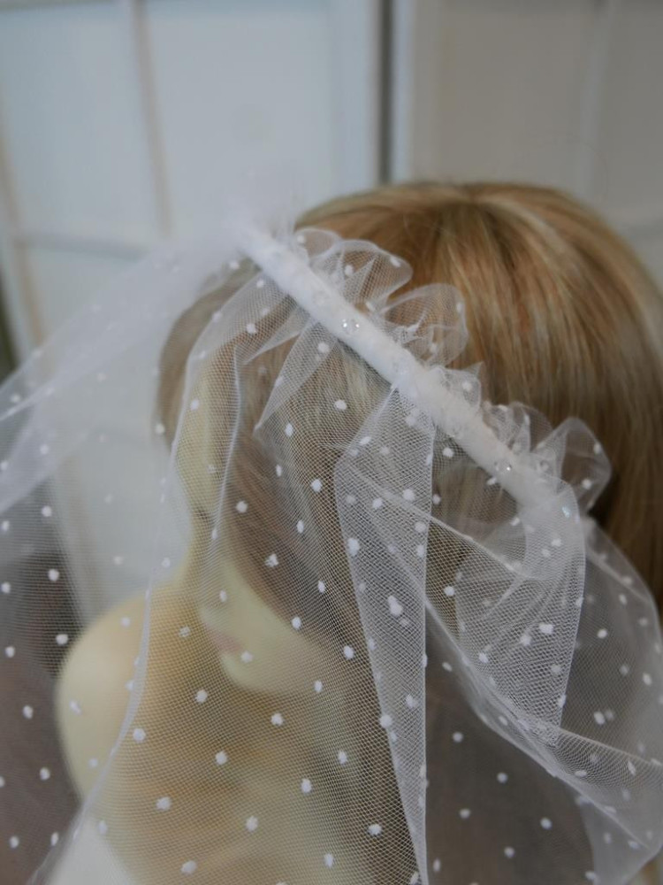 Kremowy woal w kropeczki na przepasce