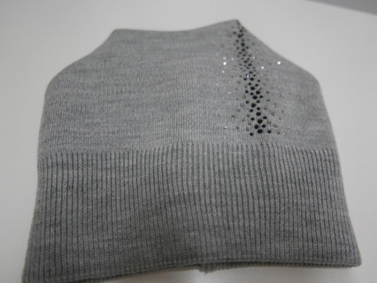 Szara czapka z cyrkoniami