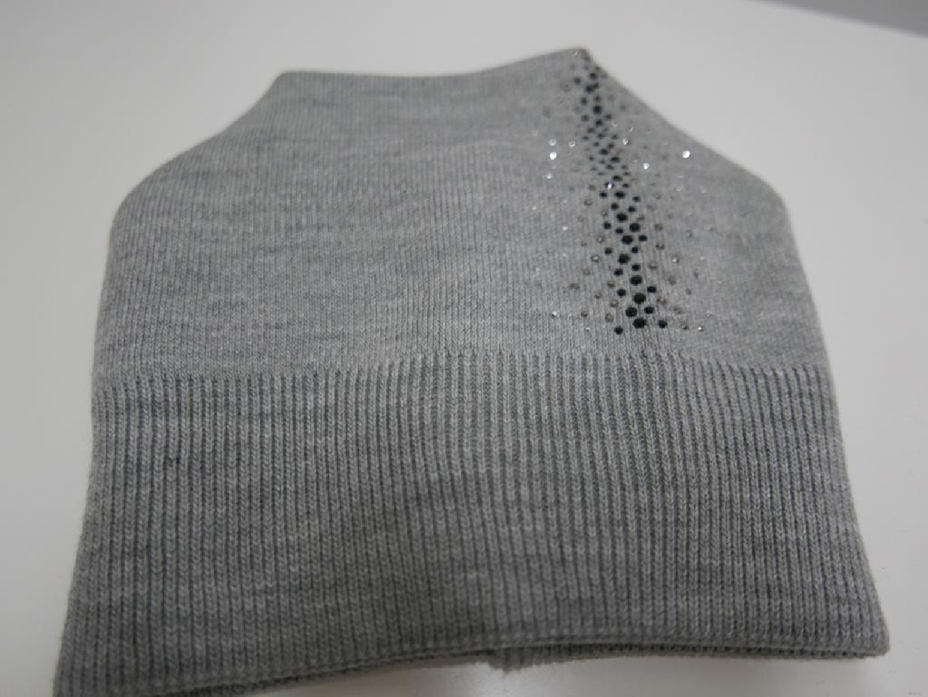 Szara czapka z cyrkoniami