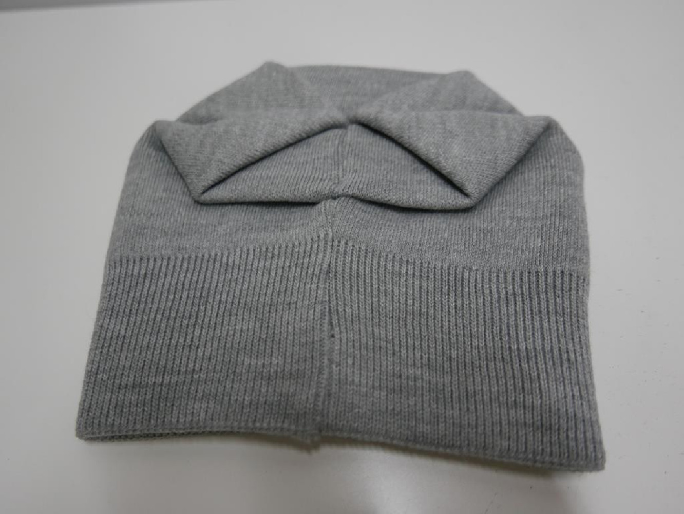 Szara czapka z cyrkoniami