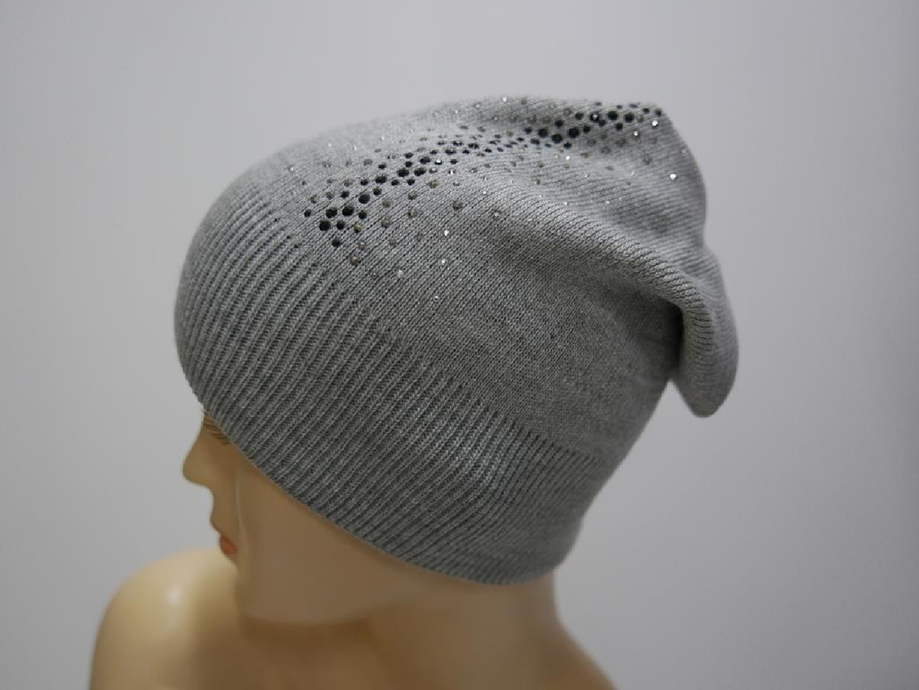 Szara czapka z cyrkoniami