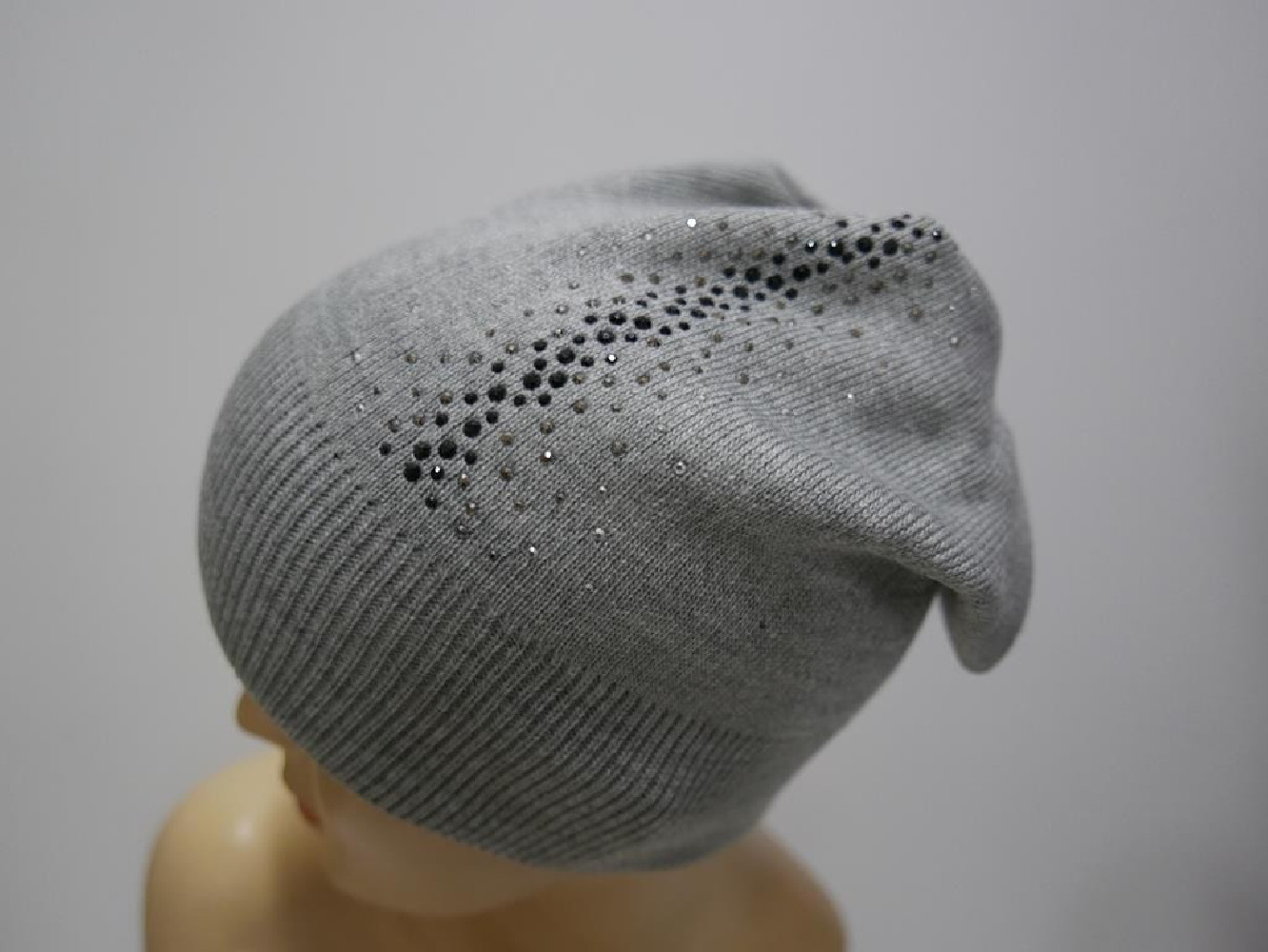 Szara czapka z cyrkoniami