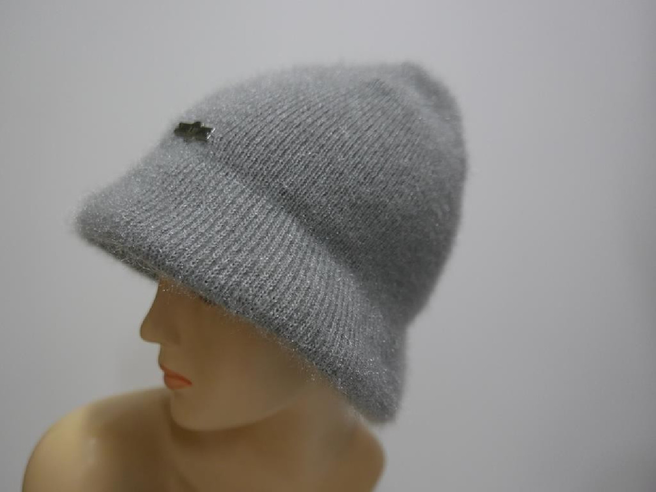Szara czapka z rondem