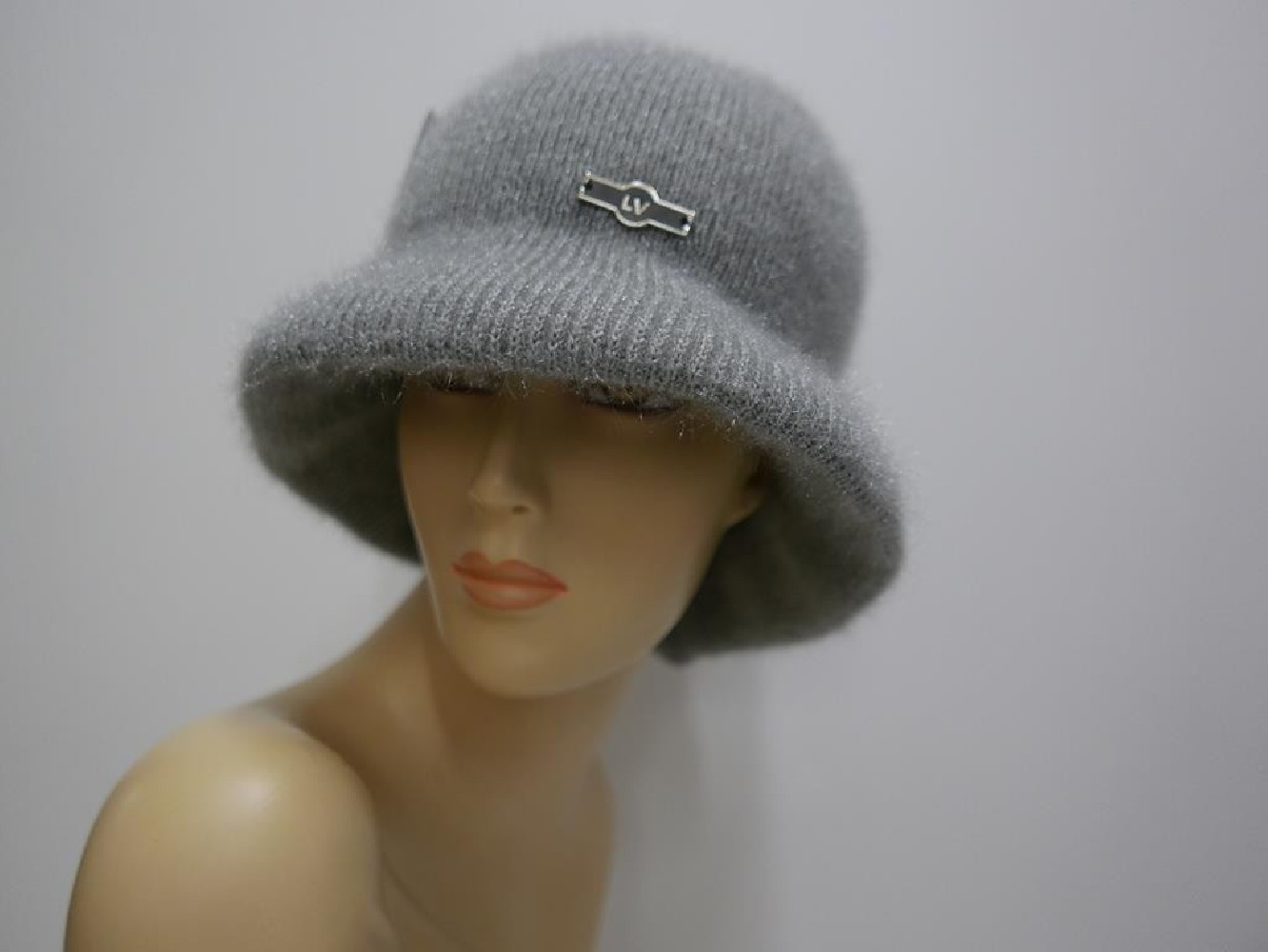 Szara czapka z rondem