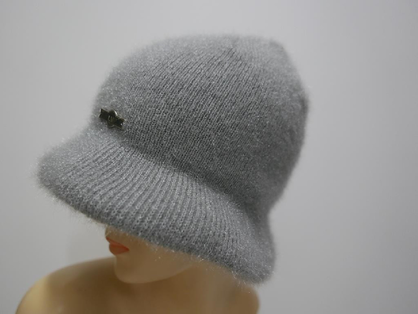 Szara czapka z rondem