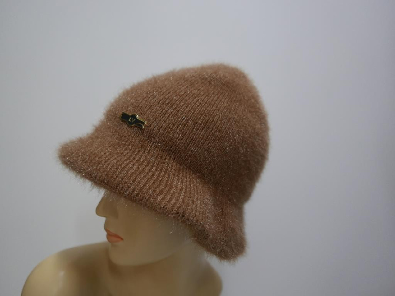 Beżowa czapka z rondem