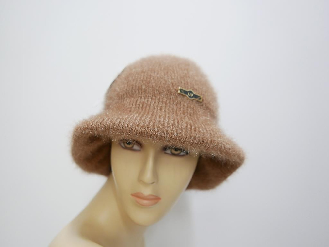 Beżowa czapka z rondem