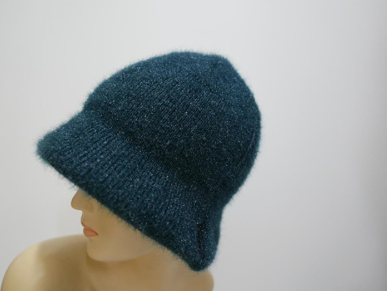 Zielona czapka z rondem