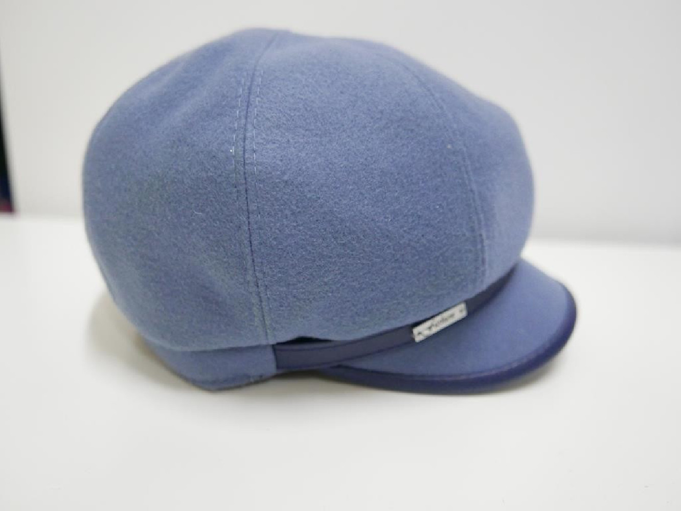 Niebieski kaszkiet z eko skórą 55-56 cm regulowany