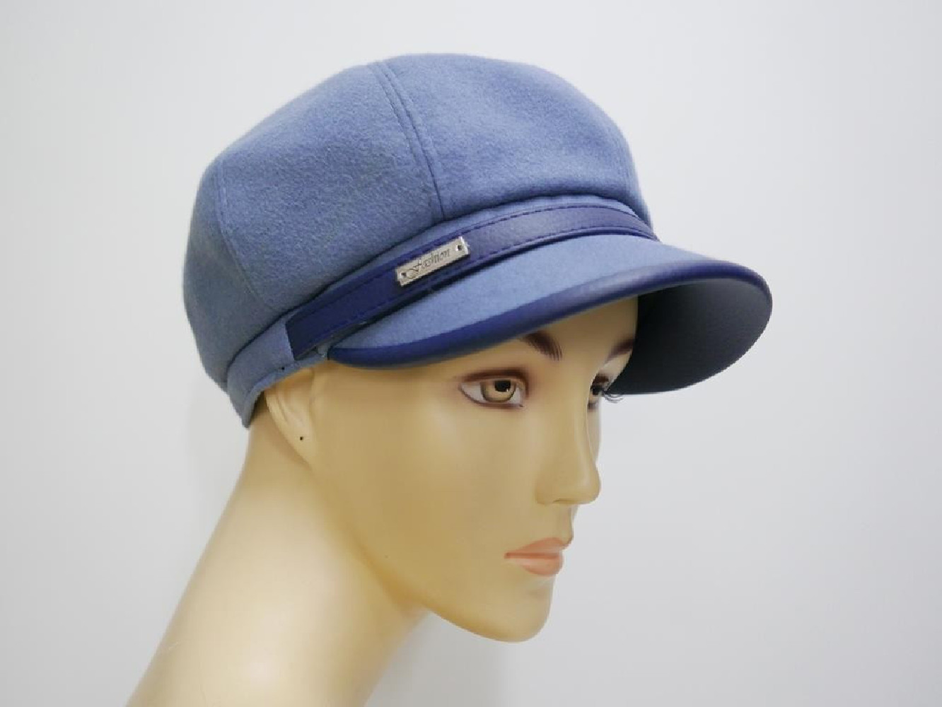 Niebieski kaszkiet z eko skórą 55-56 cm regulowany