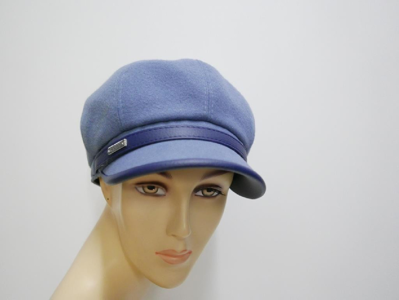 Niebieski kaszkiet z eko skórą 55-56 cm regulowany