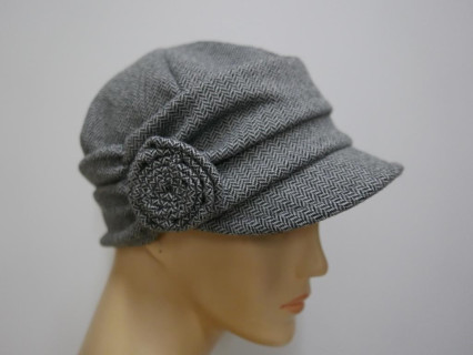 Szara jodełka czapka  z daszkiem tkanina do 58 cm regulowana