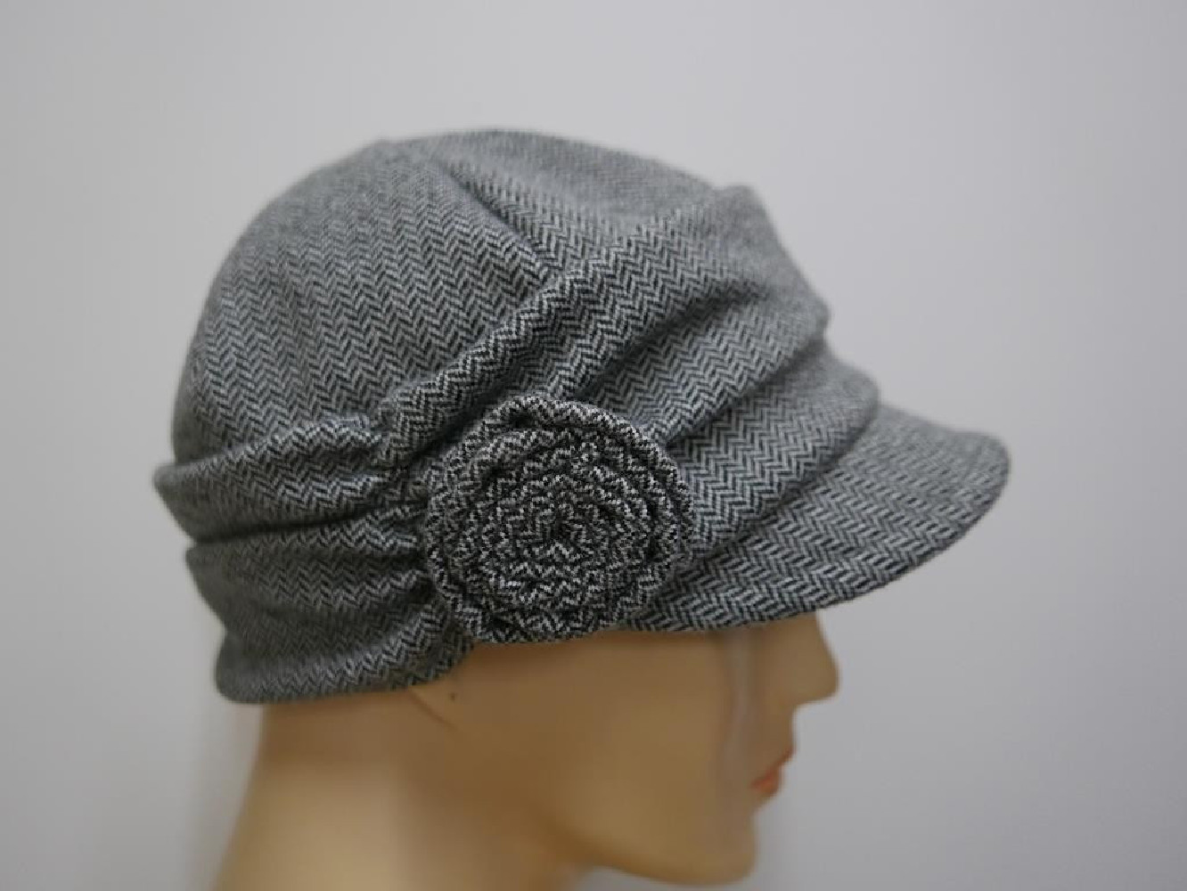 Szara jodełka czapka  z daszkiem tkanina do 58 cm regulowana