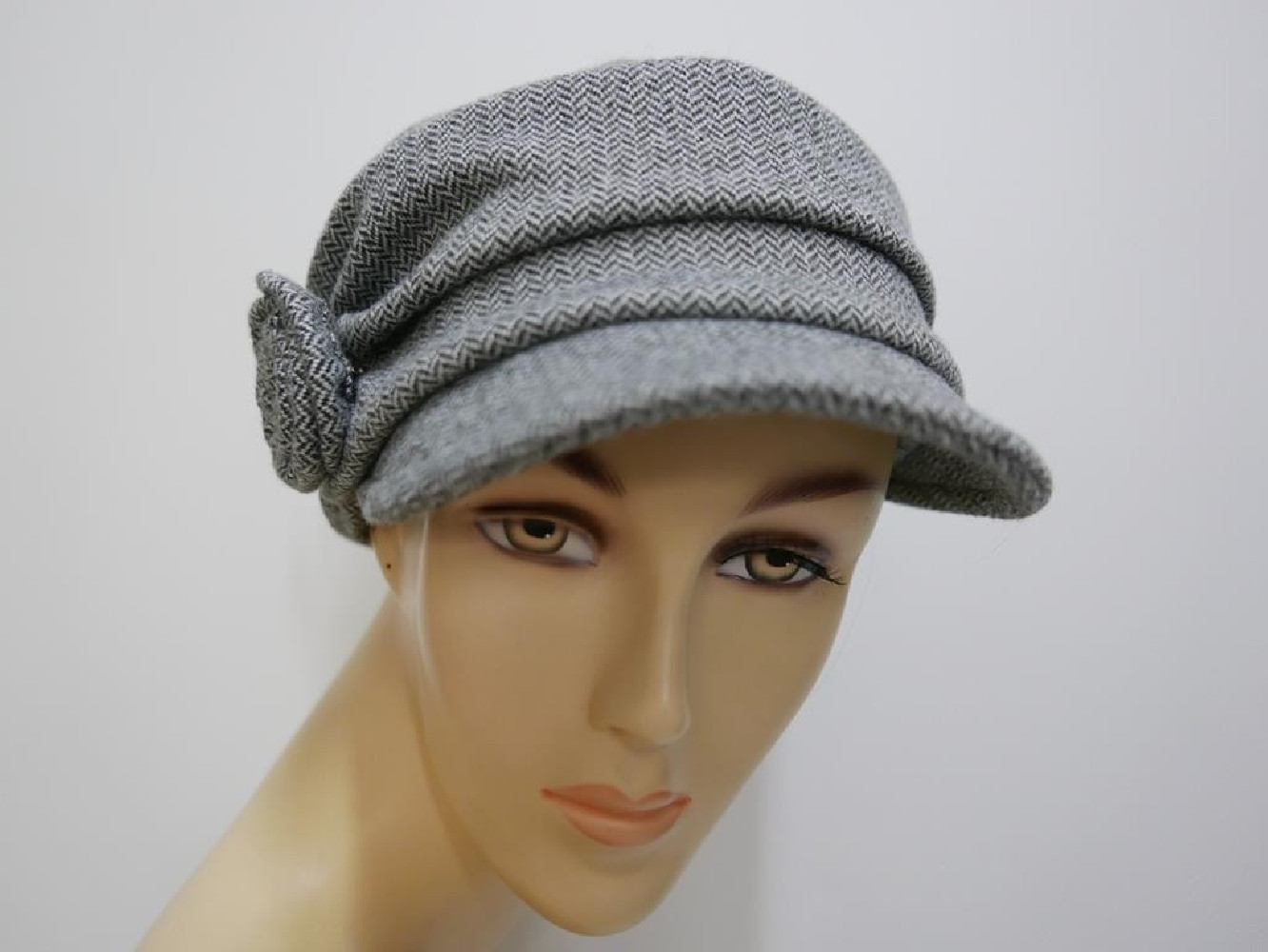 Szara jodełka czapka  z daszkiem tkanina do 58 cm regulowana