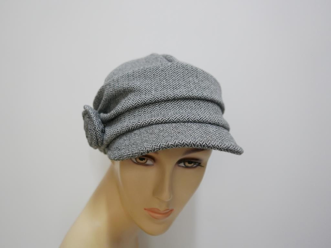 Szara jodełka czapka  z daszkiem tkanina do 58 cm regulowana