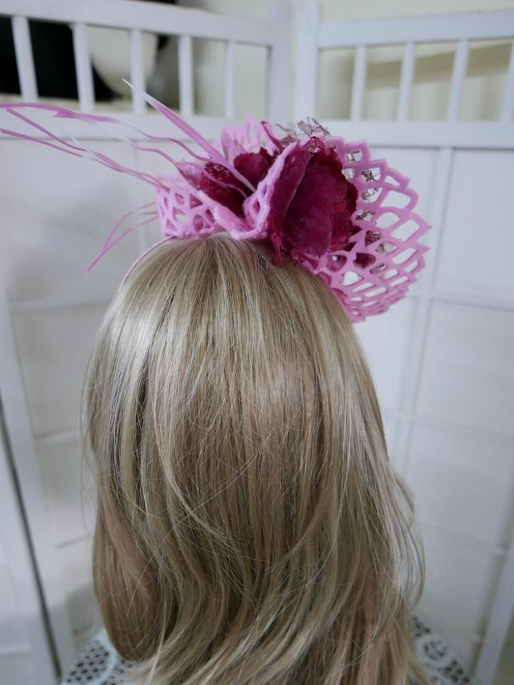 Zaszalej różowo bordowy fascynator na przepasce