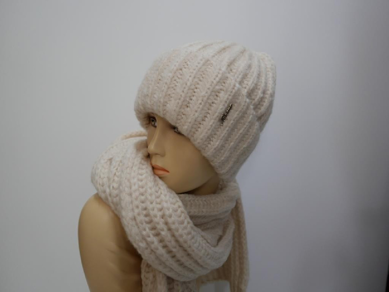 Śmietankowy  komplet czapka i szal