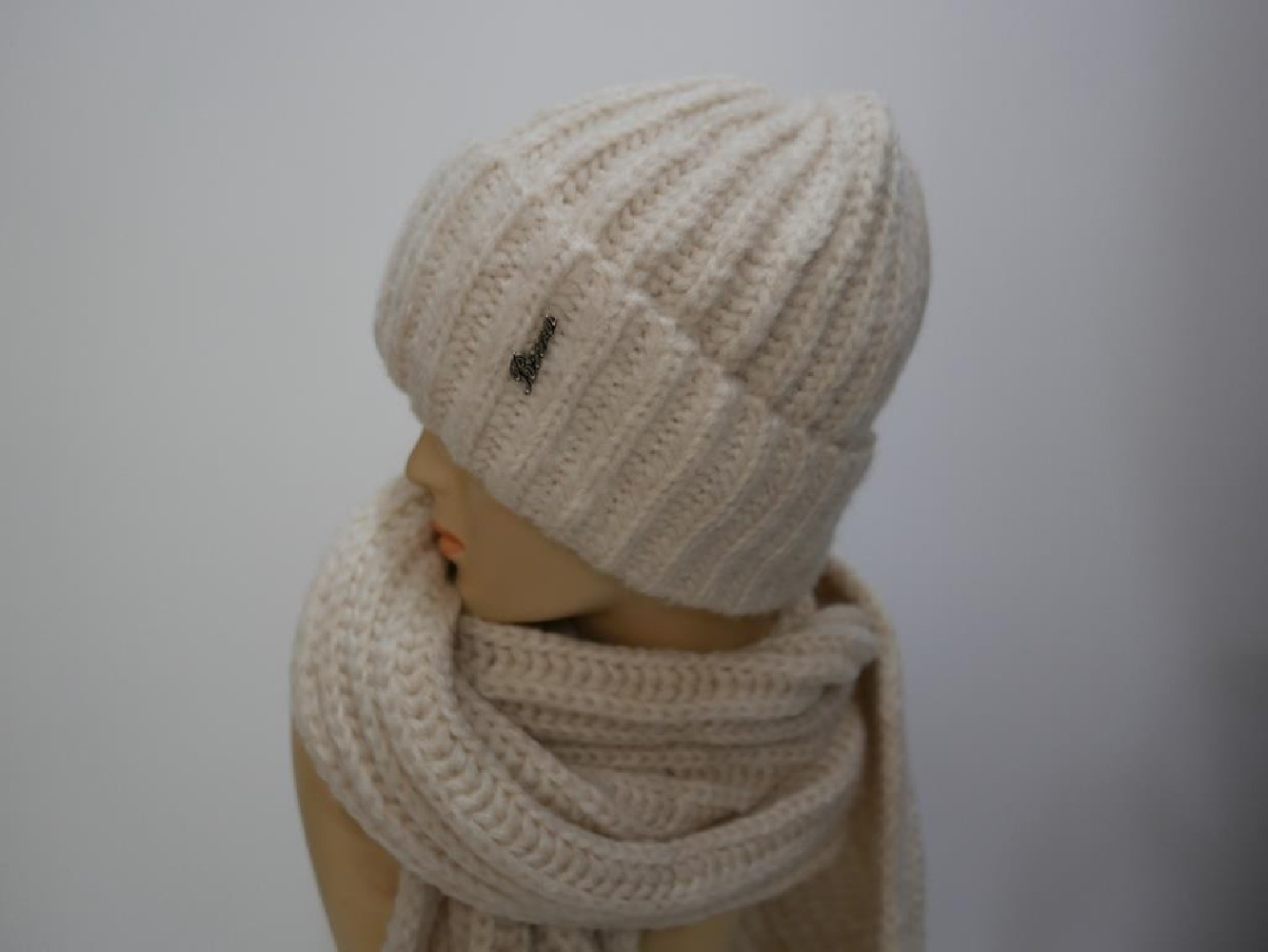 Śmietankowy  komplet czapka i szal