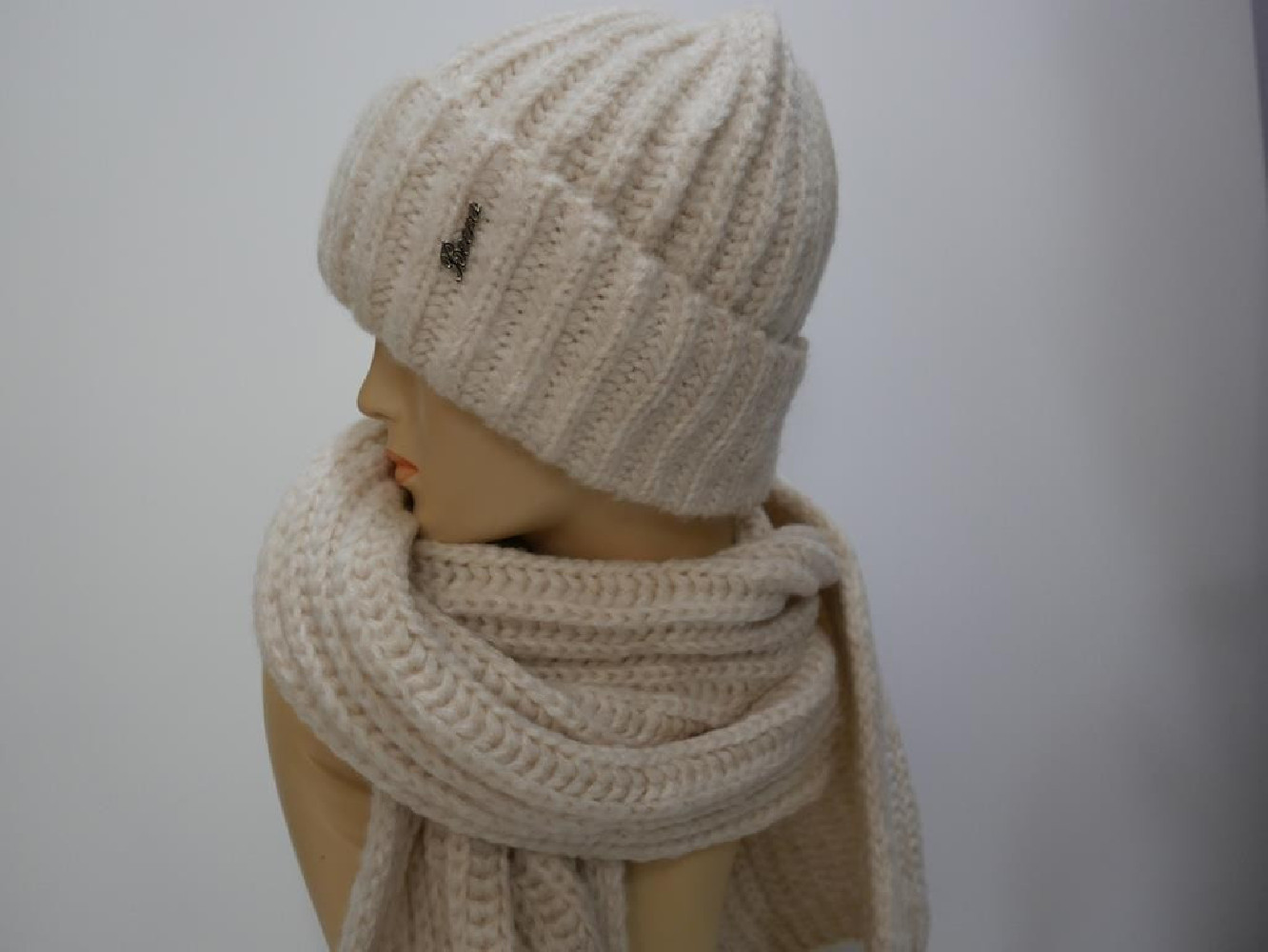 Śmietankowy  komplet czapka i szal