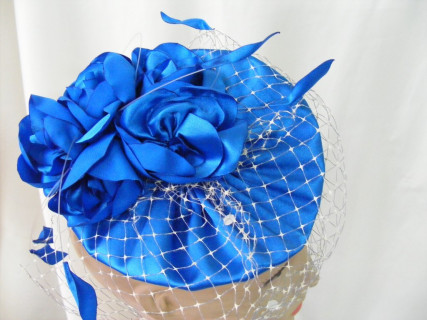 Niebieski z woalką toczek, kepi fascynator