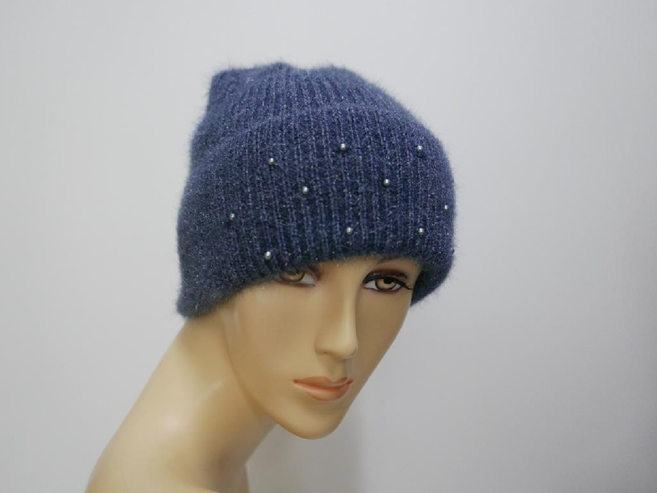 Niebieska czapka z błyszczącą nicią