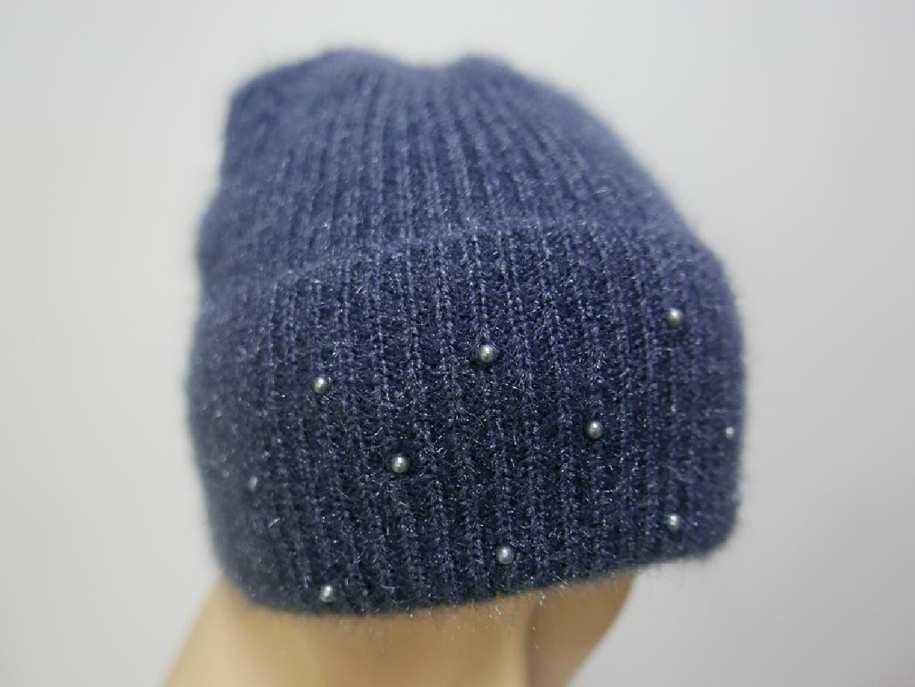 Niebieska czapka z błyszczącą nicią